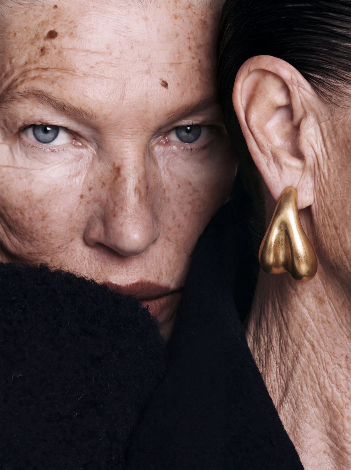 Retrato de mujer mayor con pecas, arrugas y textura de piel real, dirigido para preservar la edad en lugar de corregirla
